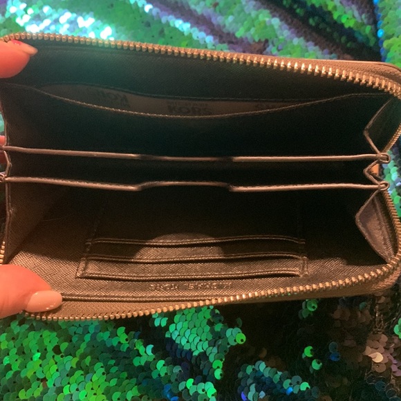 Michael Kors wallet. - Picture 3 of 3